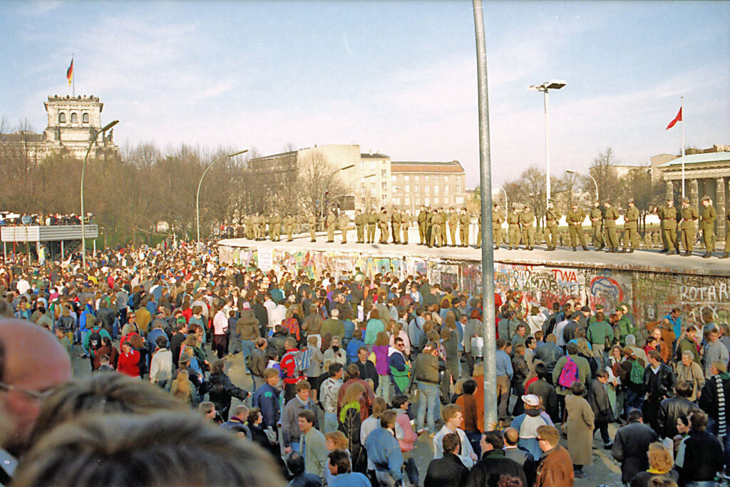 Menschenmengen zwischen Reichstag und Brandenburger Tor.