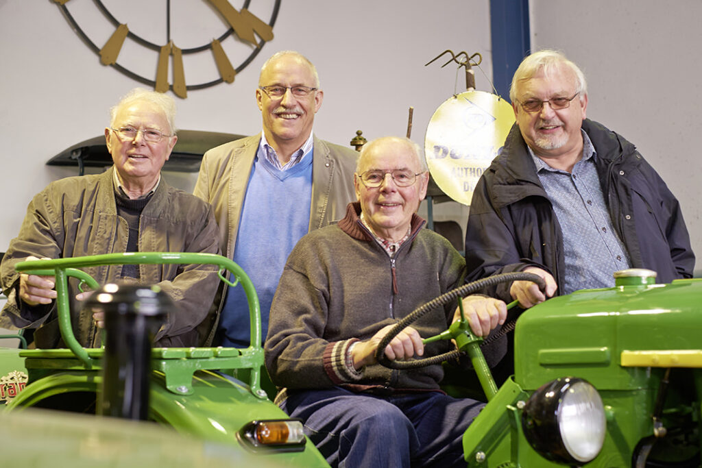 Traktorenfreunde an ihrem bevorzugten Ort: Leopold Feldmann,
Hubertus Hufnagel, Johannes Lütteke und Stephan Kraus (von li.)