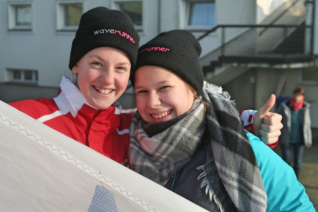 Das hochmotivierte und trotz Kälte gut
gelaunte Mädchenteam, Isabel Mathea (links, Steuerfrau) und Malvina Krause (rechts, Vorschoterin)