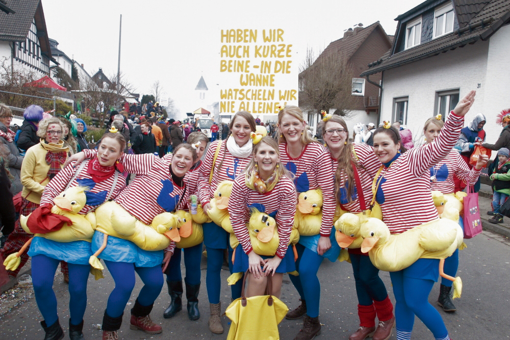 Knallbunt präsentieren sich etwa 300 Karnevalisten jedes Jahr beim Rosenmontagstzug in Schönau.