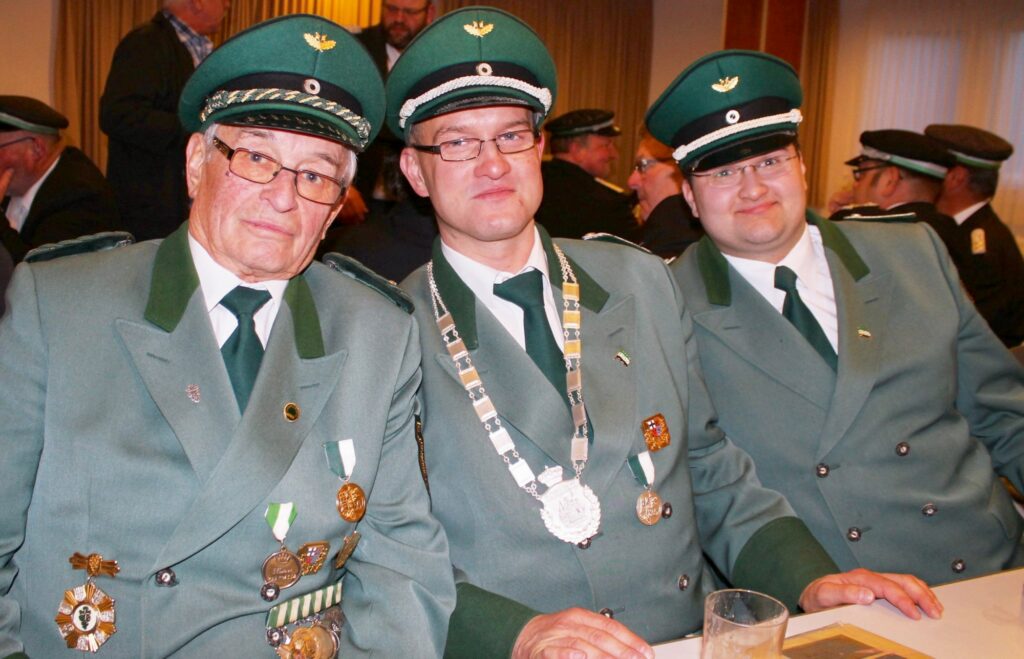 Für Georg, Jürgen und Daniel Burghaus (v.l.) ist der Schützenverein Frenkhausen eine Herzensangelegenheit.