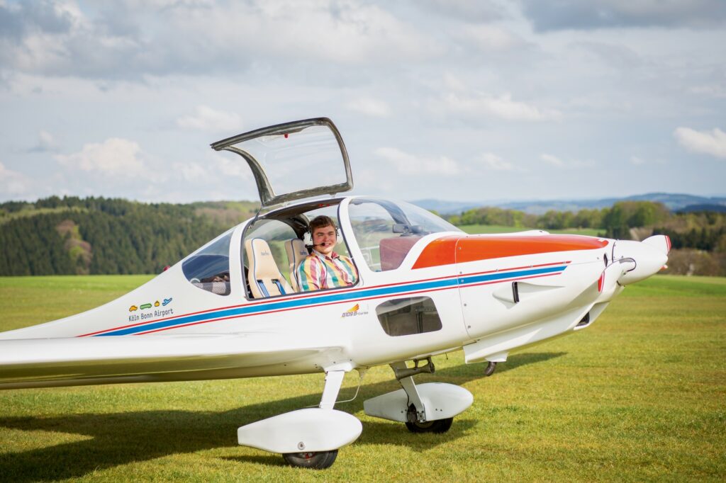Mit der vereinseigenen Grob G 109 B zieht Tobias Schiemann regelmäßig Segelflieger in die Luft. Die Schlappmaschine hat 130 PS.