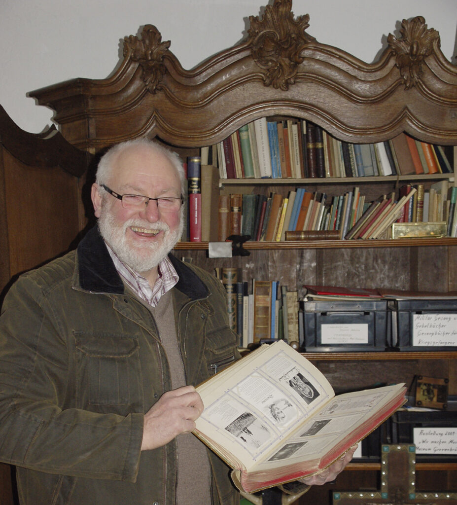 Mit bibliophilen Schätzen vor einem außergewöhnlichen Schrank. Karl Baumhoff sammelt in seinem Archivschrank seine Schätze.