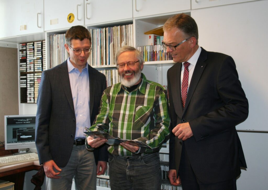 Jonny Böhm, Bernd Kramer und Christof Blume bei der Unterschrift zur Verlängerung des Sponsoringvertrages.