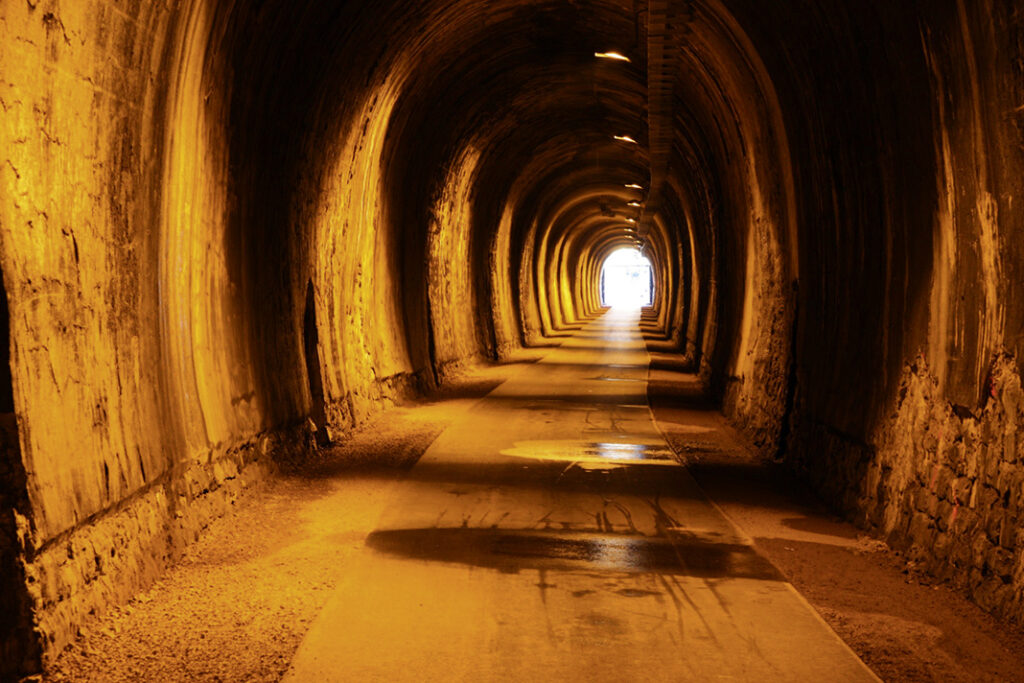 Der „Wegeringhauser Tunnel“, dessen verbindende Bedeutung neu belebt wurde. Das diesjährige Eröffnungsfest ist für den 6. April 2013 geplant.
(Bild: Stadt Drolshagen)