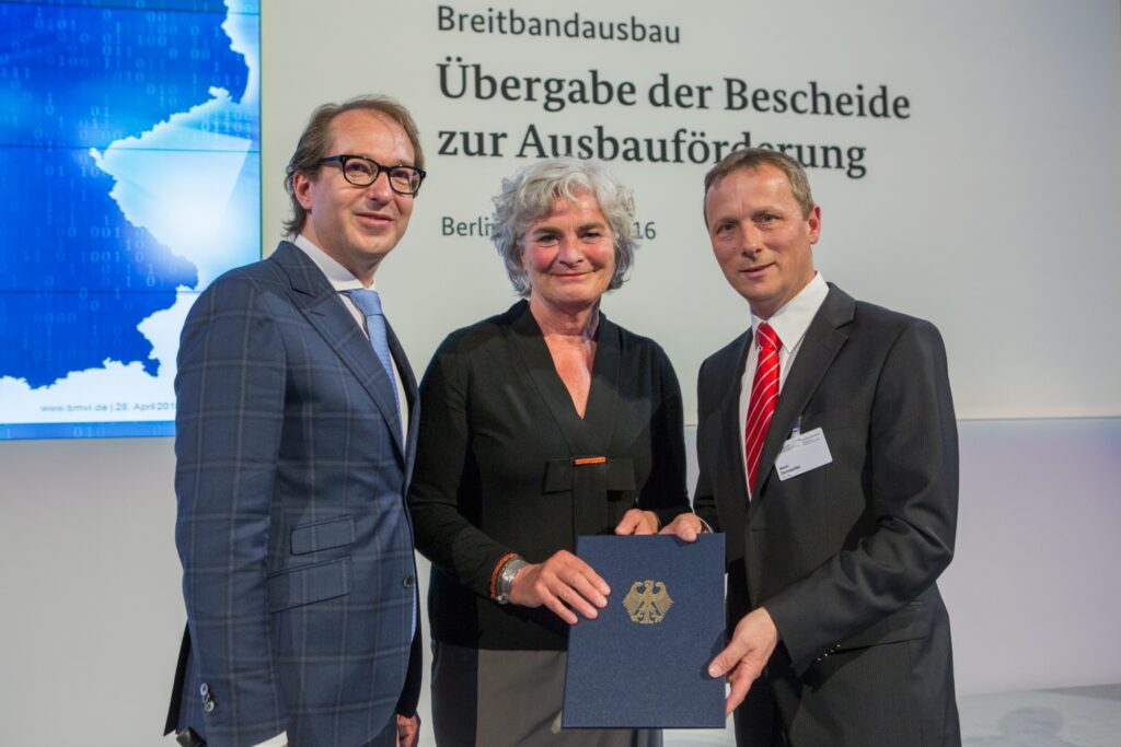  Bundesminister Alexander Dobrindt (links) überreichte den Förderbescheid an Martin Dornseifer. Mit dabei Petra Crone MdB (Foto: BMVI).