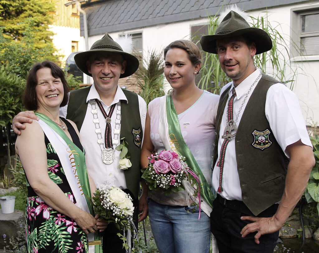 Im Scheiderwald regieren das Königspaar Stefan und Jennifer Schneider sowie das Kaiserpaar Peter und Silvia Stuff (l.).