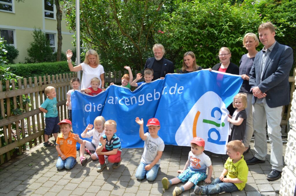 Die Kindergartenkinder halfen beim Hissen der neuen CJD-Fahne