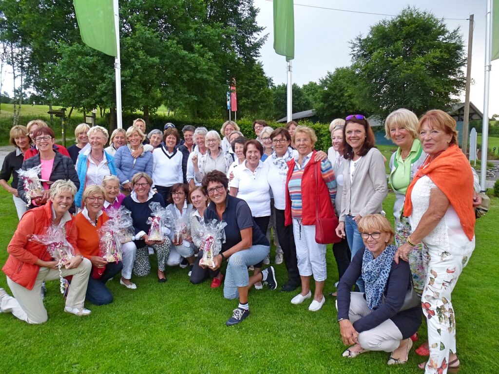 Die Teilnehmerinnen am 8. Golf-Benefizturnier der Elsbeth-Rickers-Stiftung Mutter und Kind im Golfclub Repetal