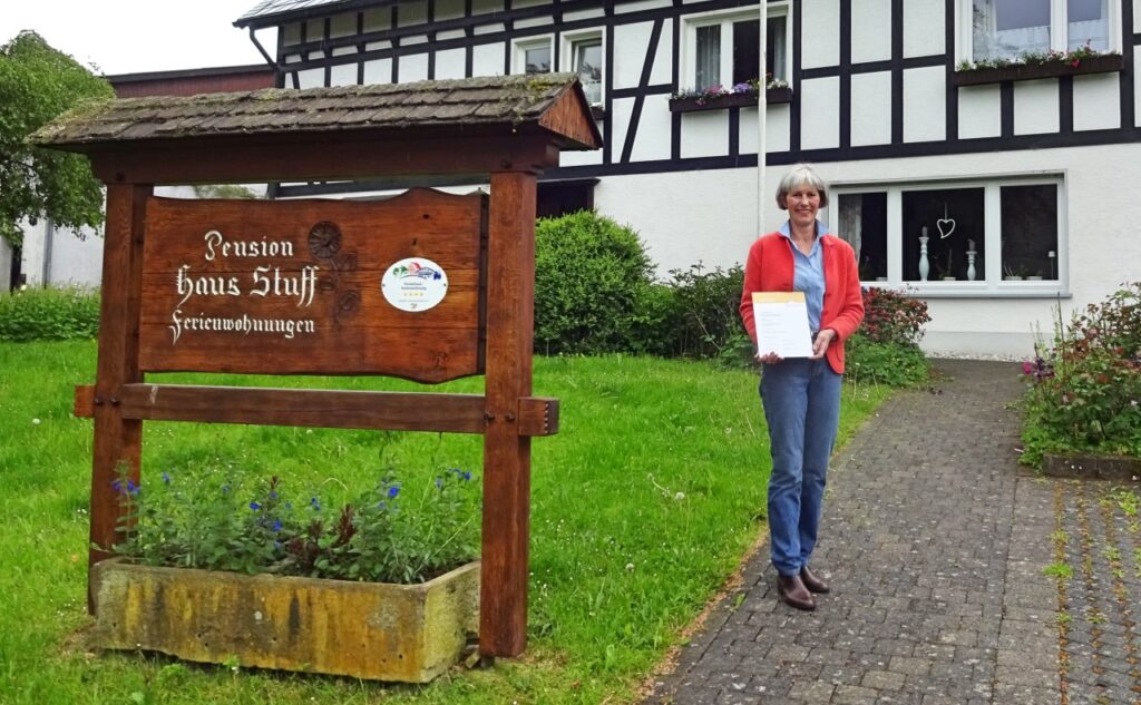 Annette Stuff vom Haus Stuff in Olpe-Hohl freut sich über die erneute Auszeichnung ihrer drei Ferienwohnungen mit 3 und 4 Sternen. Foto: Tourismusverband Biggesee-Listersee
