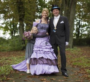 Das Briloner Königspaar Klaus und Kirsten Schröder freut sich mit Tochter Elisa auf das Schützenfest und die Schnade 2016. Foto: sabrinity.com