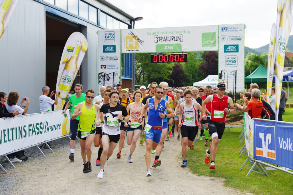 Auch in diesem Jahr die beliebteste Strecke: der Halbmarathon (hier Start Vorjahr).
Foto Copyright: Markus Breitkopf/Sauerland-Höhenflug-Trailrun Veranstalter
