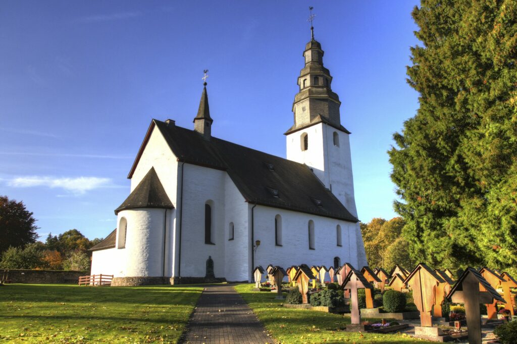 Pfarrkirche St. Peter und Paul, Wormbach. Historischer Ort für die Wormbacher Sommerkonzerte 2016. Foto: Ralf Litera