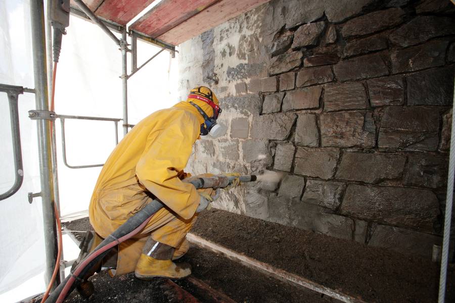Die Sanierung der Mauerfugen erfolgt bei Bruchsteinmauern wie der Listerstaumauer im Trockenspritzverfahren.