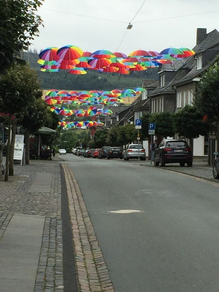 Bunte Schirme überspannen während der diesjährigen Schmallenberger Woche die komplette Weststraße