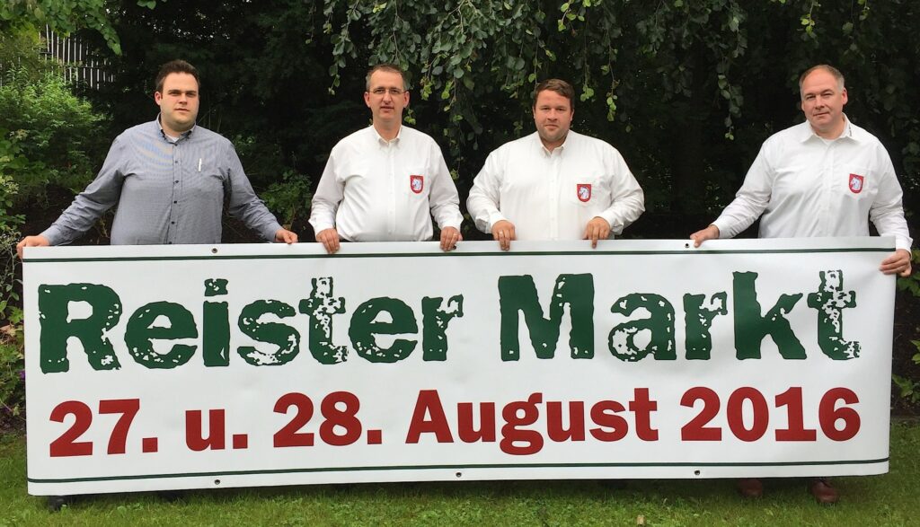 Volker Schulte, Stefan Fuchte, Sebastian Luttermann und Marko Steilmann (von links nach rechts) vom Landwirtschaftlichen Verein Reiste e.V. stellen das Programm für den Reister Markt 2016 vor.