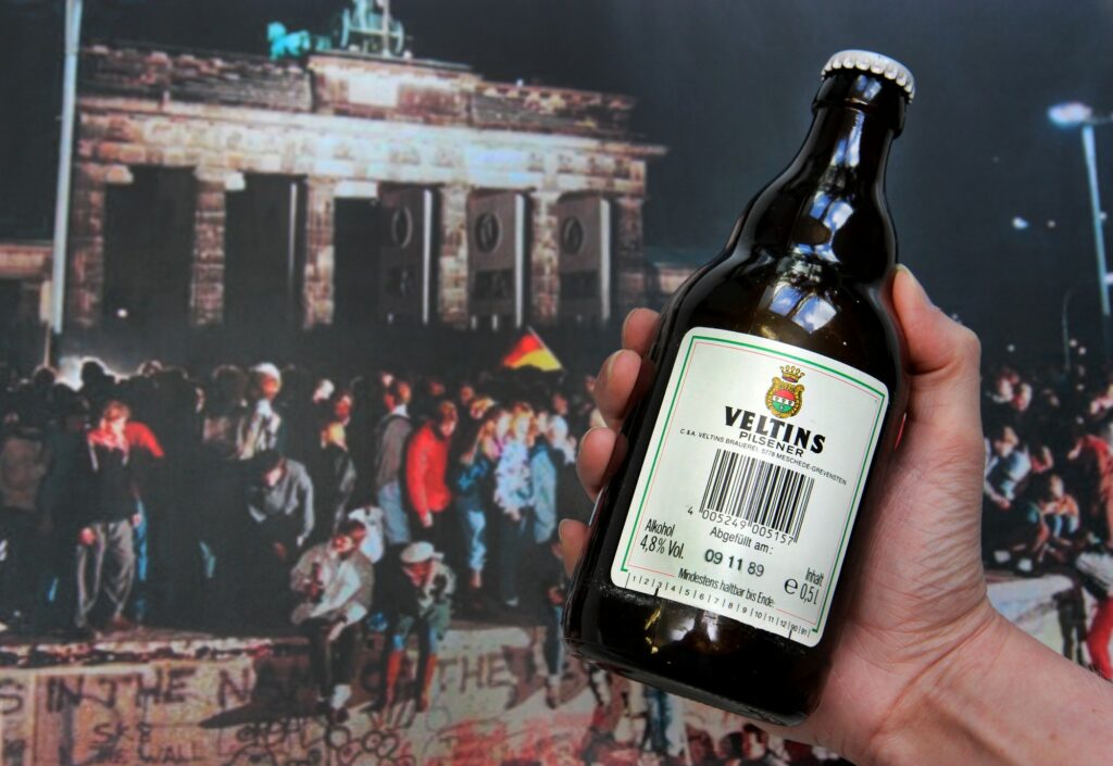 Der 9. November 1989 als historisches Datum: Diese Steinie-Flasche wurde in der Brauerei C. & A. Veltins am Tag des Mauerfalls abgefüllt – jetzt kehrte die Rarität in Original-Abfüllung zurück und findet fortan einen würdigen Platz im Archiv.