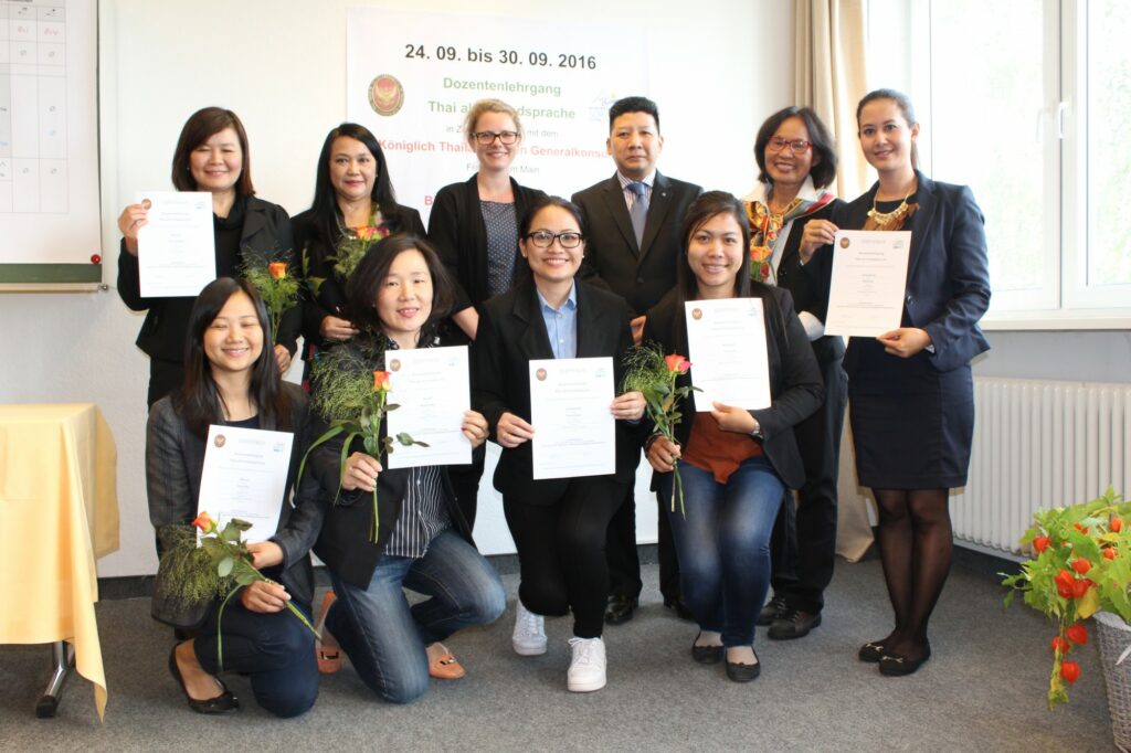  Parama Chamrasromran vom Königlich Thailändischen Generalkonsulat und Carina Middel vom Bildungszentrum Sorpesee gratulierten den Teilnehmerinnen zum frisch erworbenen Zertifikat. 