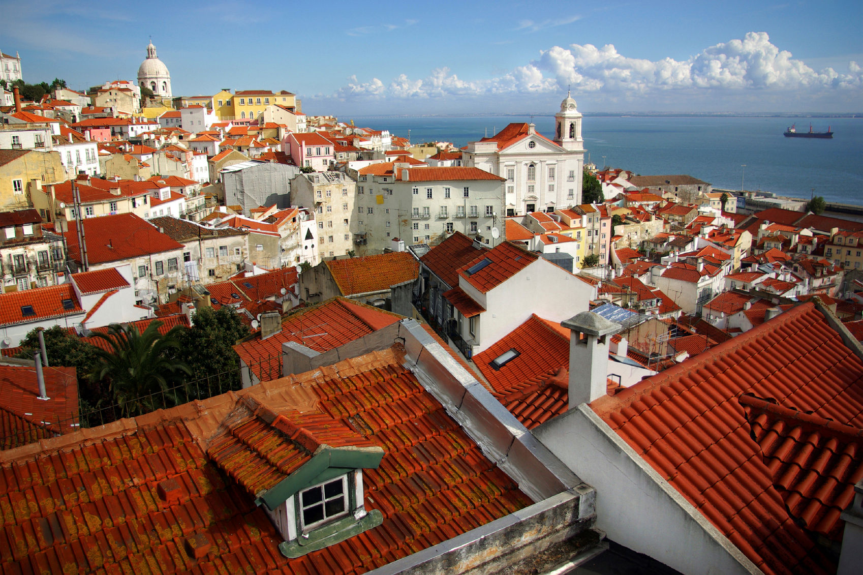 Ein Blick über die historische Altstadt Lissabons erwartet die TeilnehmerInnen einer VHS-Studienreise im März 2017. 