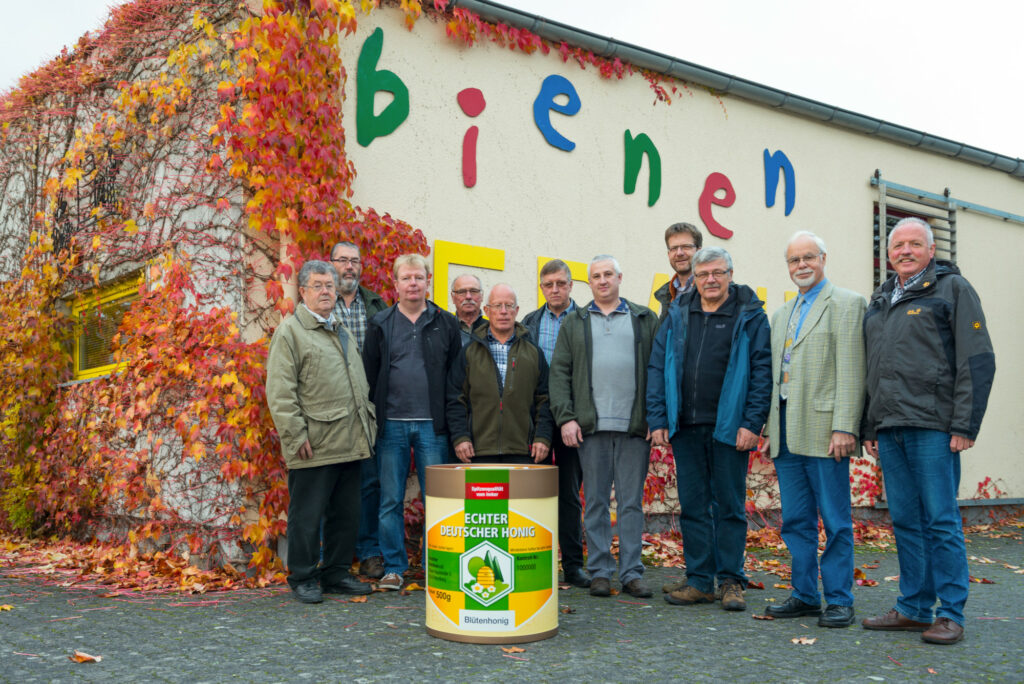 Das Foto (Fotografie Dirk Hustadt) zeigt den Kreisvorsitzenden Klaus Stute (ganz rechts) mit den erfolgreichen Sieger der Honigbewertung des Kreisimkervereins.