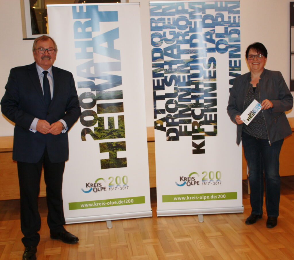 Landrat Frank Beckehoff und Andrea Kramer-Pabst präsentierten das Jubiläumsprogramm (Foto: Kreis Olpe).