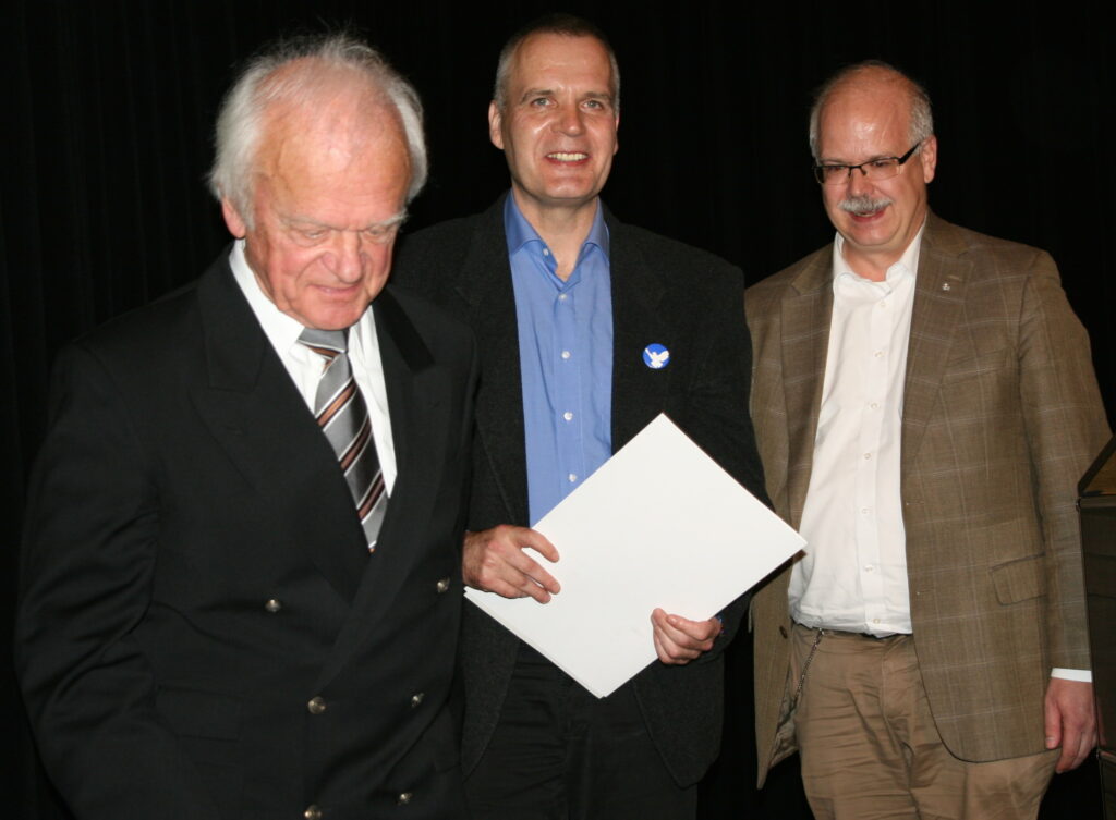 Landrat a.D. Franz-Josef Harbaum und Peter Bürger bei der Verleihung des Rottendorf Preises.
Zuvor hatte Pater Klein die Urkunde überreicht