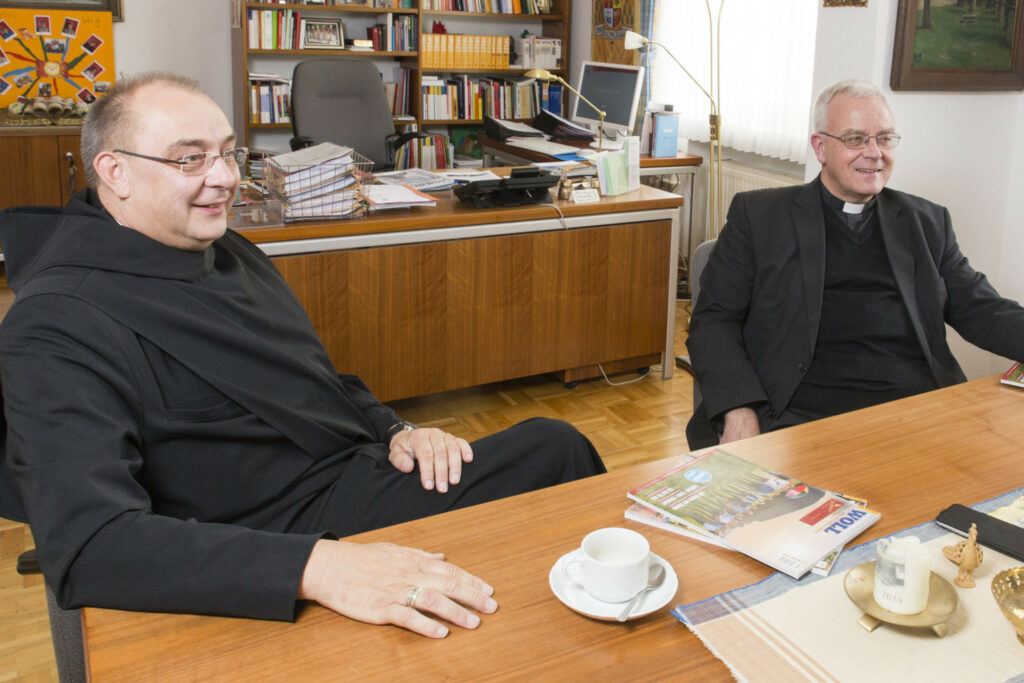 Weihbishof Dominicus Meier (links) und Weihbischof Matthias König (rechts) beim Interview mit WOLL.
Foto: Ralf Litera