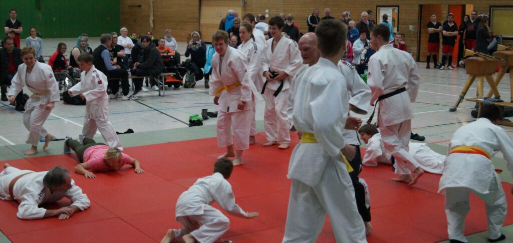 Judoka des BSV Meschede und Kodokan Olsberg sowie Moderatorin Nicola Collas in Aktion
