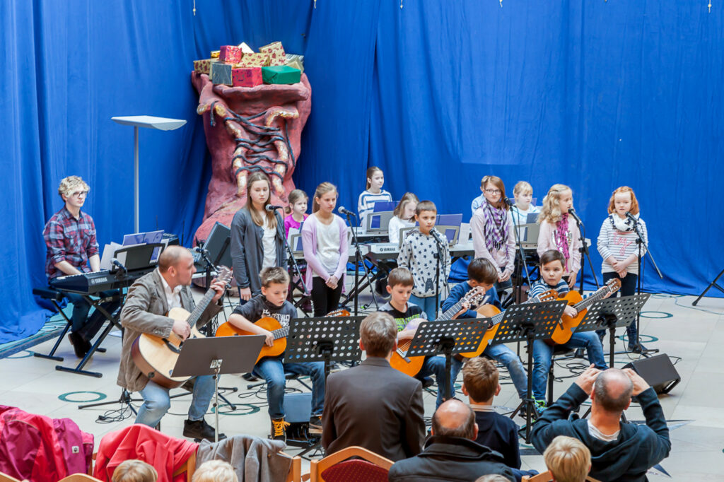 Mit dem mittlerweile traditionellen Konzert unter dem großen Adventskranz wollen die Schüler der Musikschule Steffens am Samstag, 10. Dezember, beim Weihnachtsmarkt im Volksbankcenter auf die Weihnachtszeit einstimmen. Foto: VoBa BBS
