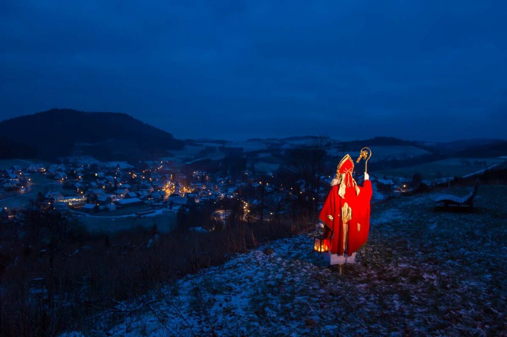 St. Nikolaus schaut hinunter auf Schmallenberg-Oberkirchen