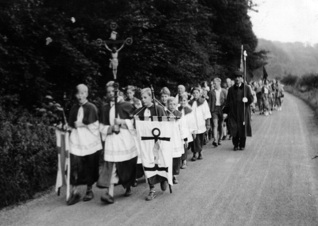 Messdiener führen in den 1950er Jahren eine Wallfahrt nach Werl an, die zu der Zeit noch regelmäßig 250 bis 300 Teilnehmer hatte.