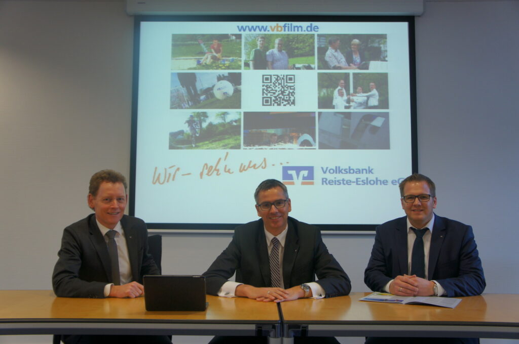 Volksbank Reister-Eslohe erzielte 2016 ein gutes Ergebnis. Foto von links nach rechts: die Vorstände Dirk Schulte und Dr. Stefan Eckardt sowie Kundenberater Christoph Schmidt.