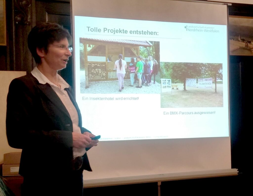 Dr. Anke Schirocki von der Landwirtscahfskammer NRW informierte über Ziele und Neuerungen des Dorfwettbewerbs. Foto: Lisa Becker/Märkischer Kreis