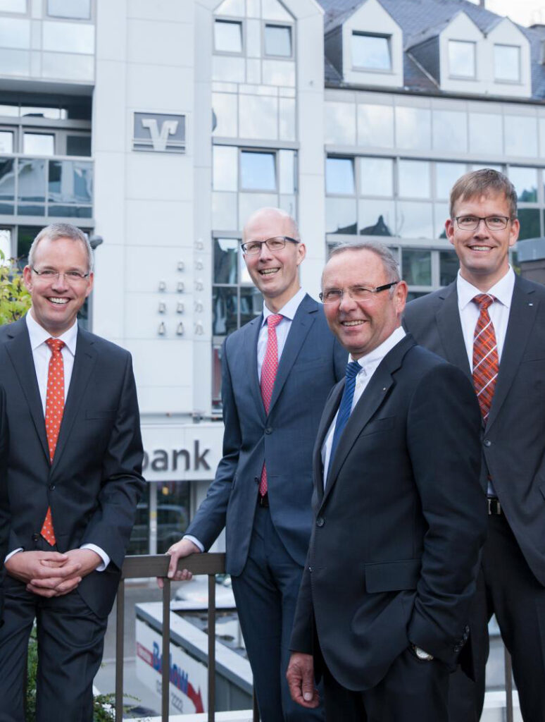 Der Vorstand der Volksbank Bigge-Lenne blickt optimistisch in
die Zukunft: (v.l. Bernd Griese, Andreas Ermecke, Vorstandssprecher
Peter Kaufmann und Michael Griese).