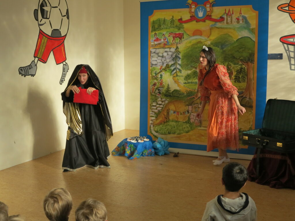 In der Kinderburg konnten sich die Zuschauer an einer sehr gelungenen Aufführung des Märchens „Schneewittchen und die sieben Zwerge“ erfreuen