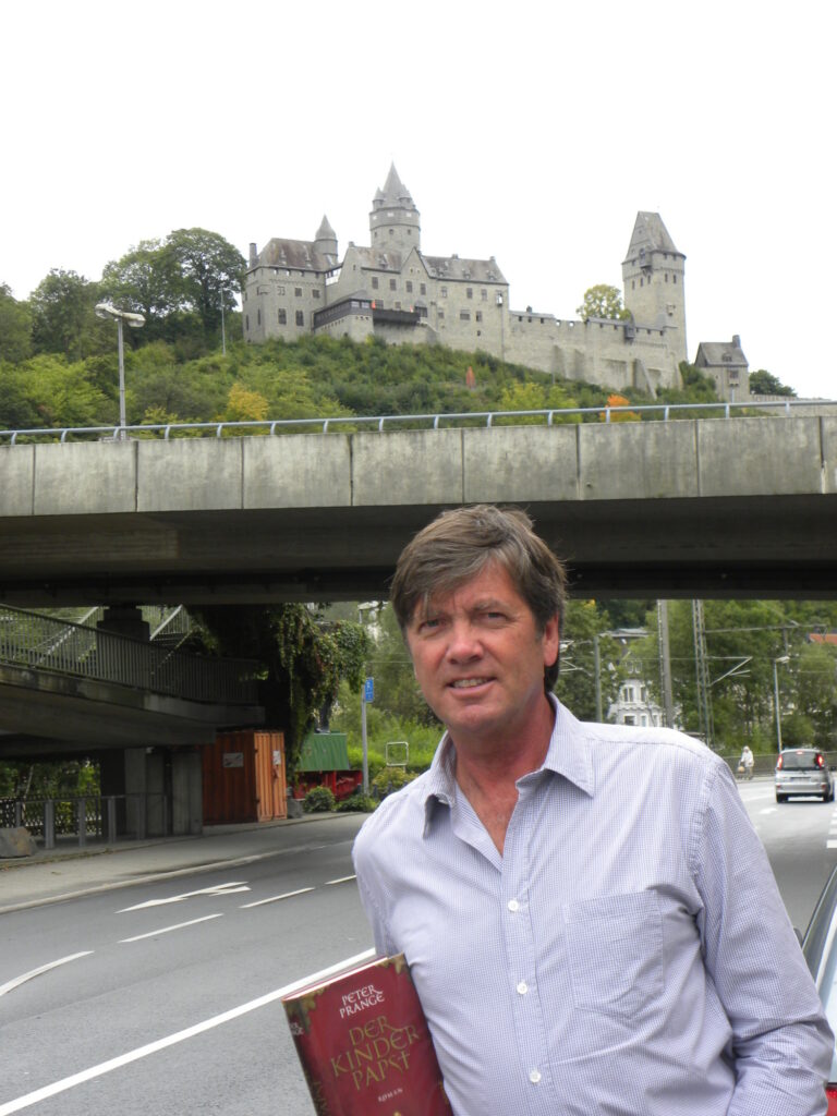 Peter Prange vor historischer Kulisse: Burg Altena.
Foto: Sabine Langenbach
