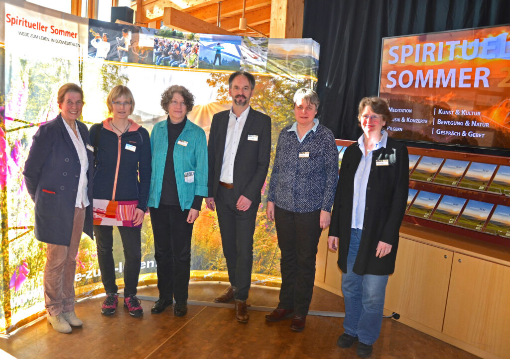 Von links nach rechts: Susanne Falk, Ulrike Mertens, Dr. Roswitha Kirsch-Stracke,
Hubertus Schmidt, Monika Winzenick, Elisabeth Grube