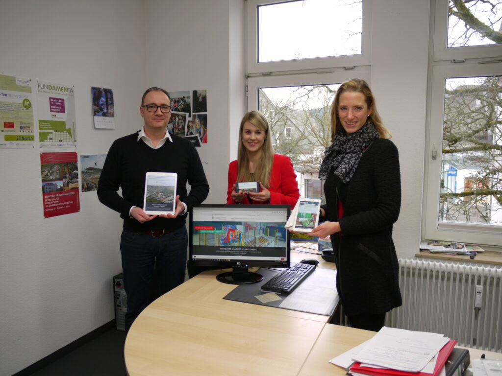 v. l.: Matthias Vogt (Werbeagentur 4NET), Carolin Bille (SUZ) und Annabel Butschan (SUZ) präsentie-en die neue endgerätoptimierte Internetseite der Wirtschaftsförderung Schmallenberg Unternehmen Zukunft. 