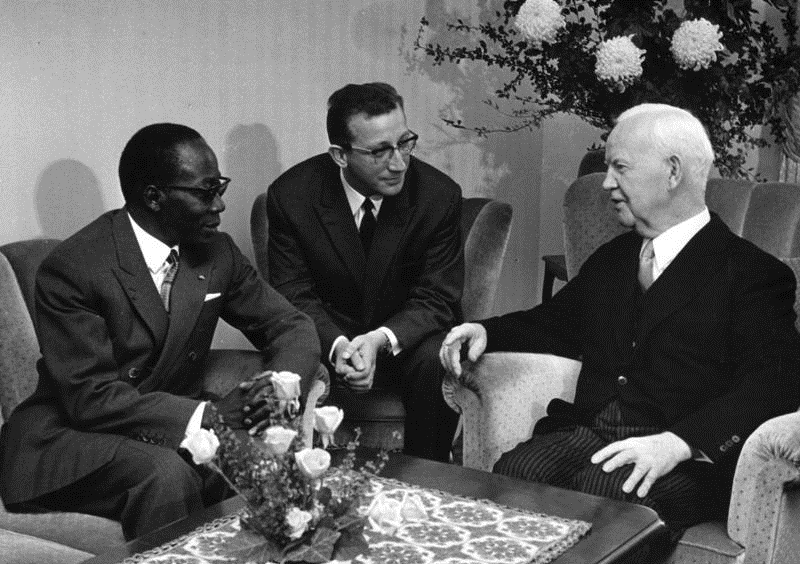 23.9.1968
Bundespräsident Heinrich Lübke empfängt
den Präsidenten der westafrikanischen Republik Senegal, Léopold Sédar Senghor.
Am 22.9. nahm Senghor in Frankfurt den Friedenspreis des Deutschen Buchhandels entgegen.