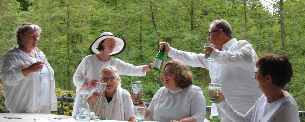 Gutes tun und Freude dabei haben! So der Wunsch des Rotary Club Schmallenberg-Winterberg-Lennetal für das erste Diner en blanc in Schmallenberg
