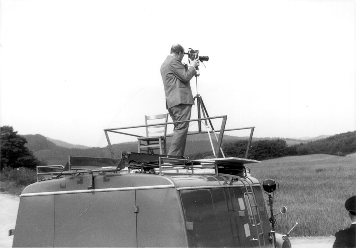 Jupp Schmies (1918-1972) im Einsatz: Der Fotograf aus Finnentrop drehte im Kreis Olpe zahlreiche Filmdokumentationen. Foto: Heimat- und Verkehrsverein Grevenbrück