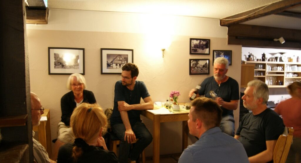 Diskussionen in den Tischgruppen im Altcafé in Winterberg. 