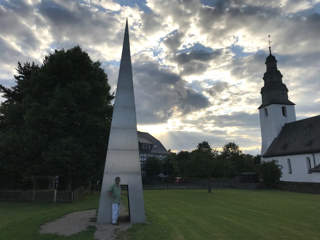 Das Sternenhaus neben der Pfarrkirche St. Peter und Paul in Wormbach