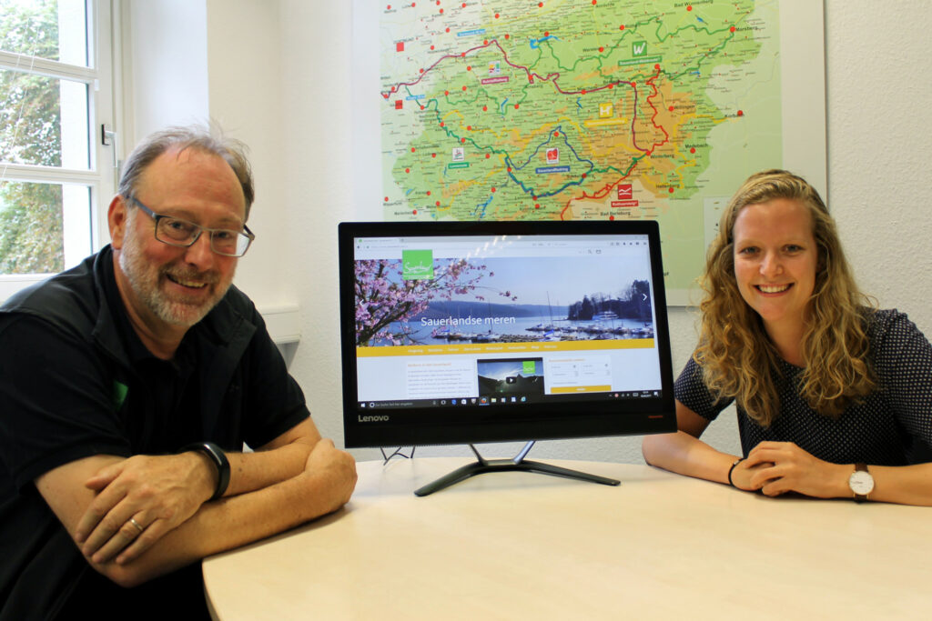 Freuen sich gemeinsam über die neue Internetseite in niederländischer Sprache: Eckhard Henseling, stellvertretender Geschäftsführer bei Sauerland-Tourismus, und Carolina Burger.