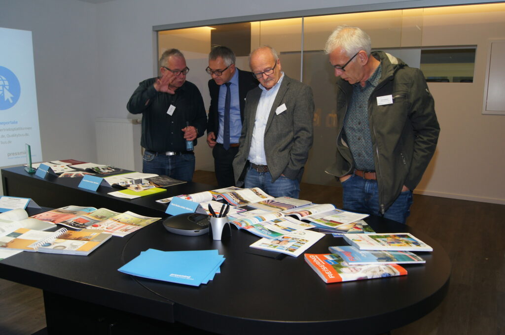 Zahlreiche SUZ-Mitglieder informierten sich beim 13. Unternehmerforum bei der Pressmind GmbH über Komplettlösungen für die Katalogherstellung.