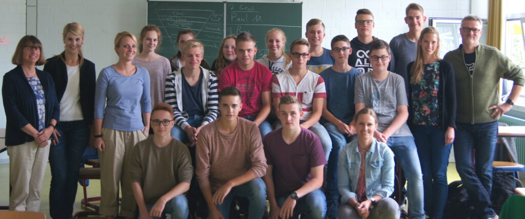 Die Schüler der 11. Jahrgangsstufe des Städtischen Gymnasiums zusammen mit der Schulleitung, den Berufsfeldkoordinatoren, SUZ und dem Betriebsleiter der Jaeger Möbel Plus GmbH + Co KG.