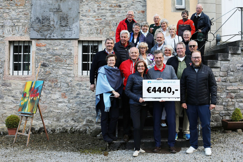 Die Mitglieder des Lions Clubs und ihre Ehefrauen freuen sich über das Spendenergebnis in Höhe 4.440 Euro. Das Geld kommt der Hospizstiftung und den Tafeln in Arnsberg und Sundern zugute.