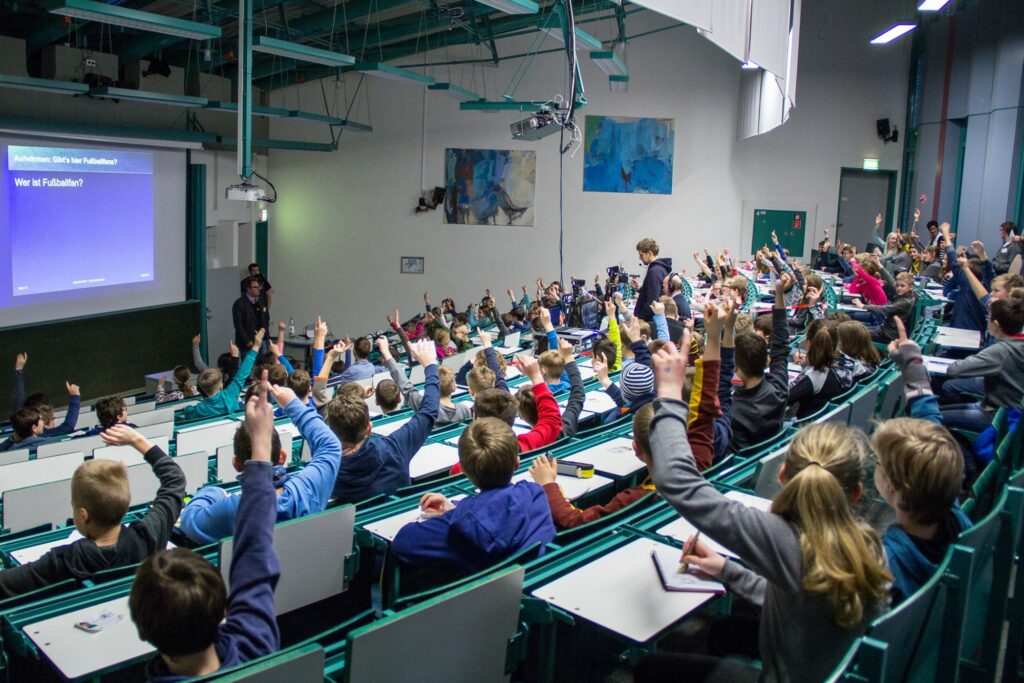 Kinder in den Hörsaal: In der Kinder-Uni wird eifrig mitgemacht. Foto: Roman Adler, Fachhochschule Südwestfalen  