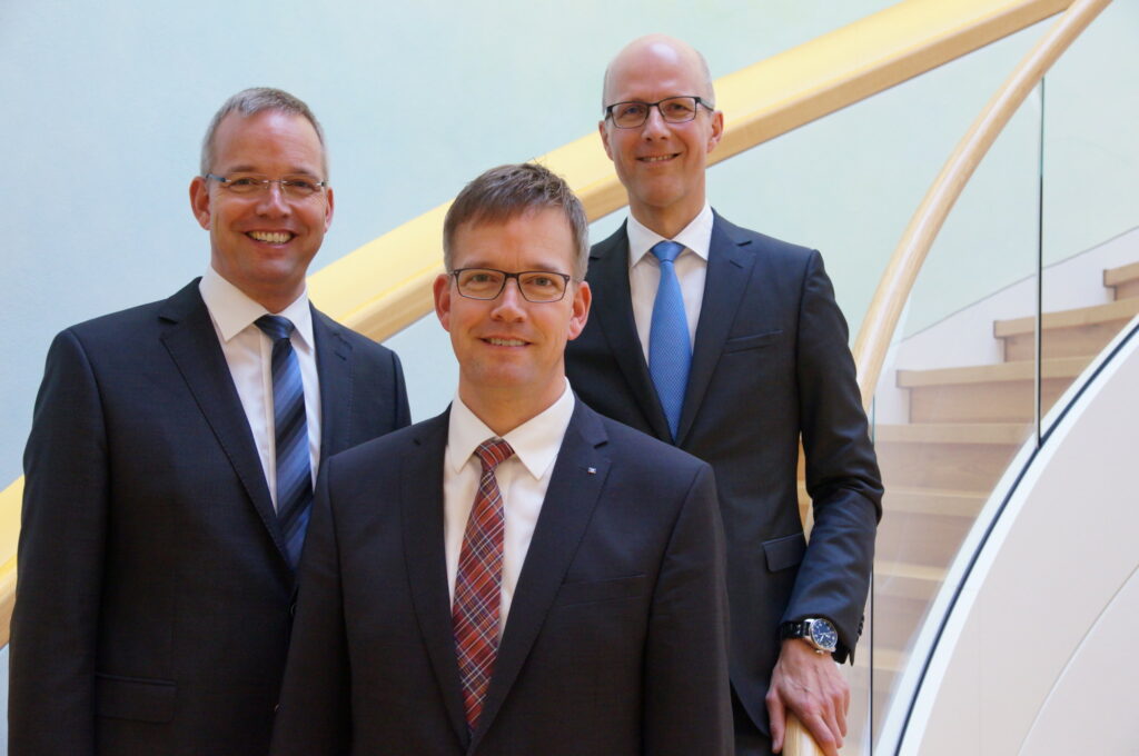 Nun ist ein Dreiervorstand an der Spitze der eigenkapitalstärksten Genossenschaftsbank in Südwestfalen: (v.l.) Bernd Griese, Michael Griese und Andreas Ermecke.
