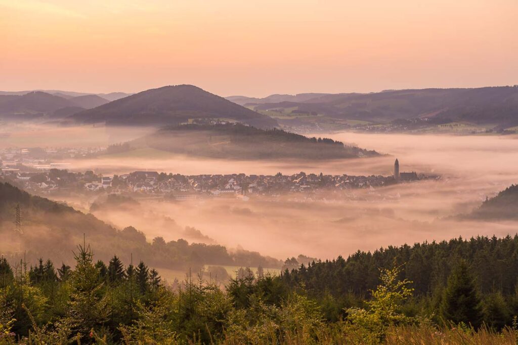 Blick vom Beerenberg auf Schmallenberg und den Wilzenberg im Morgennebel
Foto: Klaus Kappest